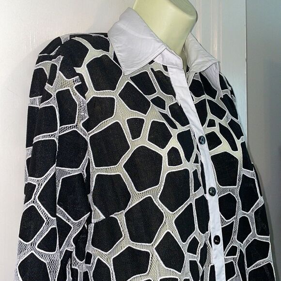 Mishca black & white cotton/polyester long button down shirt with 3/4 sleeves - Picture 6 of 10